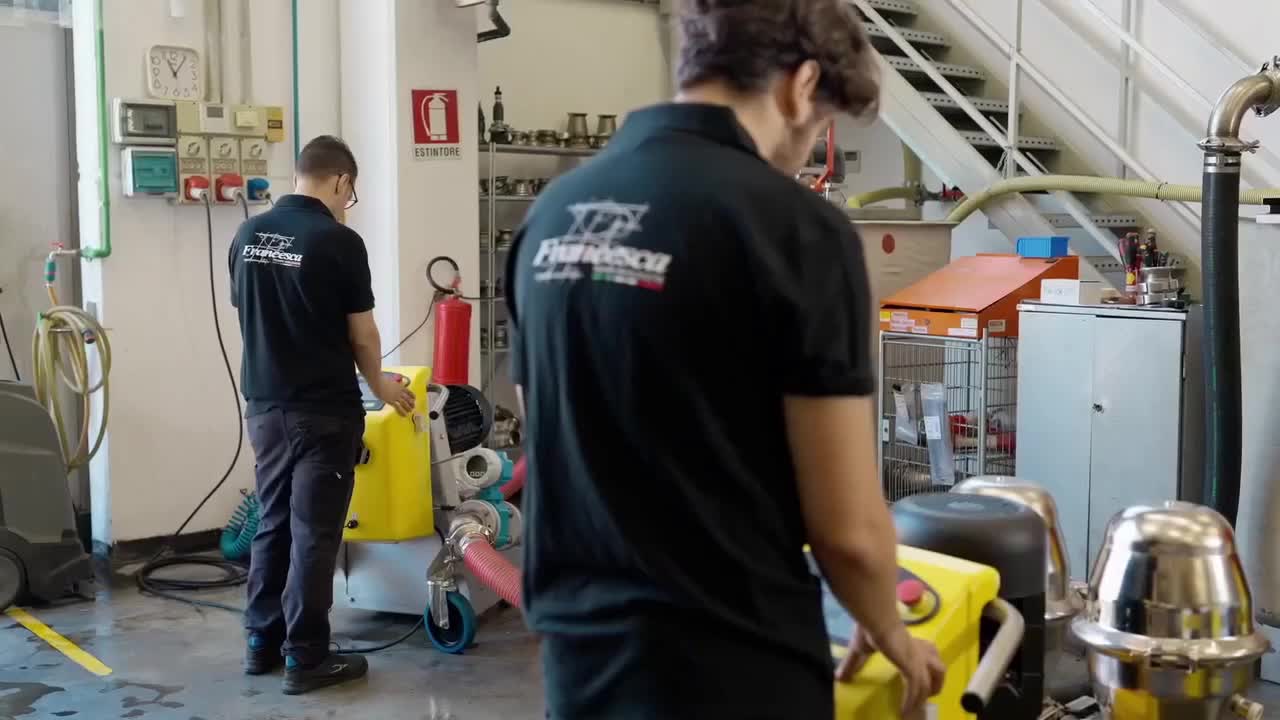 Muncitorii lucrează cu pompe de vin