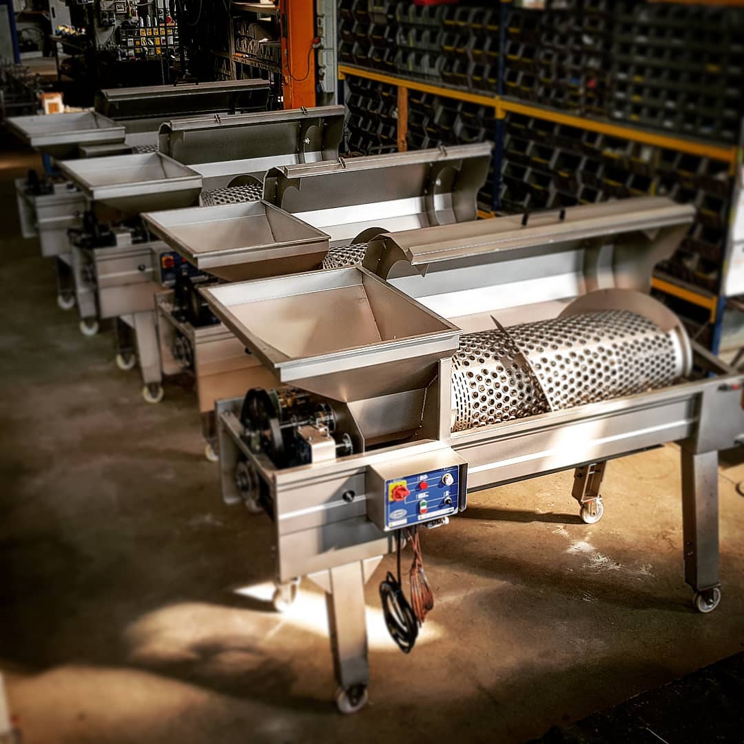 Muncitorii lucrează cu pompe de vin